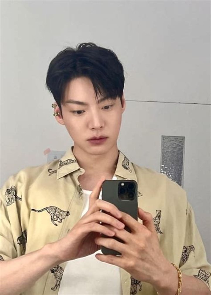 Ahn Jae-hyun Height, Weight, Net Worth, Age, Birthday, Wikipedia, Who, Instagram, Biography